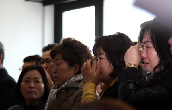 윤상현 의원 지지자들이 기자회견 중 눈물을 보이고 있다.