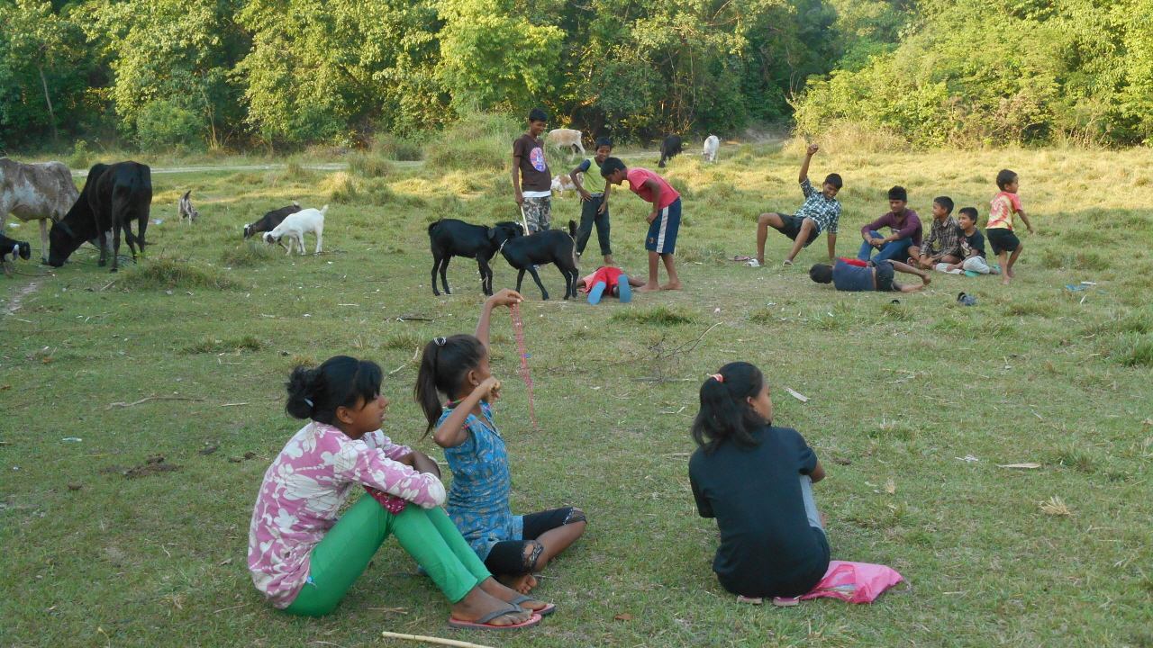 저녁 무렵 마을 아이들이 목초지로 몰려나와 염소들과 어울려 놀고 있다. 이 평화로운 마을의 풍경속에서 영화<트루먼 쇼>를 떠올렸다.
 