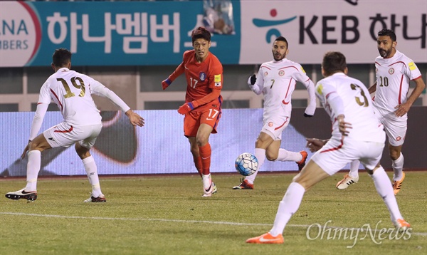 압박 수비 피해 열린 공간 패스하는 이청용 한국 축구대표팀 이청용이 24일 오후 경기도 안산와스타디움에서 열린 2018 러시아 월드컵 아시아 지역 2차 예선 레바논와의 경기에서 압박 수피를 피해 팀동료에게 패스를 하고 있다.