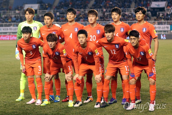 새로운 유니폼 입고 그라운드 뛰는 축구대표팀 한국 축구대표팀 선수들이 24일 오후 경기도 안산와스타디움에서 열린 2018 러시아 월드컵 아시아 지역 2차 예선 레바논와의 경기에 앞서 승리를 다짐하며 기념촬영을 하고 있다.