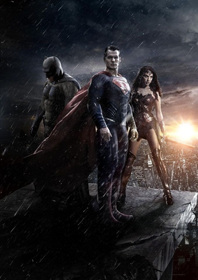  DC 코믹스가 내세울 저스티스 리그의 멤버인 배트맨, 슈퍼맨, 원더우먼의 모습. 이 영화는 슈퍼맨 리부트 <맨 오브 스틸>의 세계관을 바탕으로 후속작 <저스티스 리그>의 설정을 만들어 주는 역할을 충실히 하고 있다.
