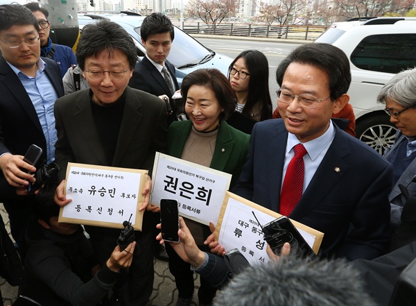  무소속 유승민(대구 동을·왼쪽부터), 권은희(대구 북갑), 류성걸(대구 동갑) 의원이 총선 후보자 등록을 하기에 앞서 25일 오전 대구 동구선거관리위원회 앞에서 기자들의 질문을 받고 있다. 