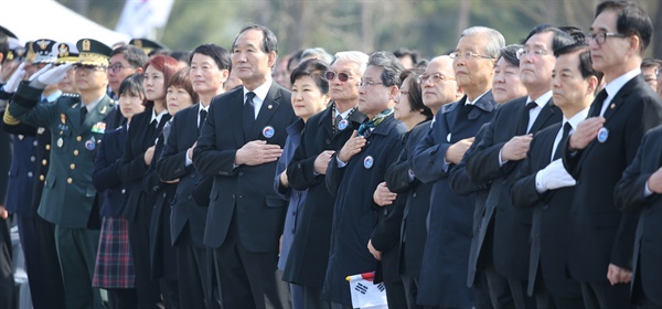 박근혜 대통령과 한민구 국방부 장관 등 참석자들이 25일 국립대전현충원에서 열린 제1회 서해수호의 날 기념식에서 국기에 대한 경례를 하고 있다.