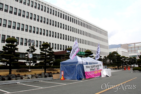  전국학교비정규직노동조합 경남지부는 26일로 30일째 경남도교육청 마당에서 '임금협상 쟁취 천막농성'을 벌이고 있다.