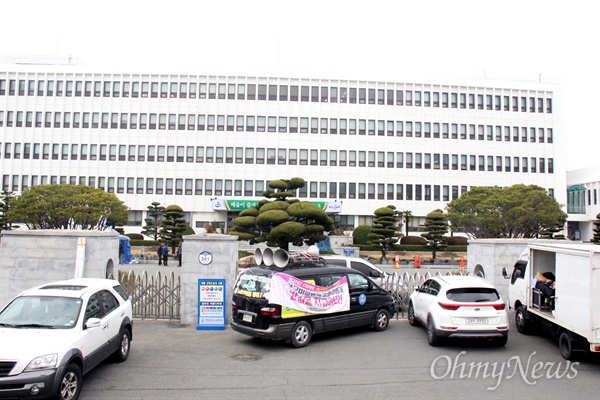  전국학교비정규직노동조합 경남지부가 26일 오후 2시 경남도교육청 주변에서 '비정규직 차별철폐, 밥갑 지급. 총파업 선포대회'를 열 예정인 가운데, 교육청은 정문에 쇠사슬을 묶어 닫아놓았다.