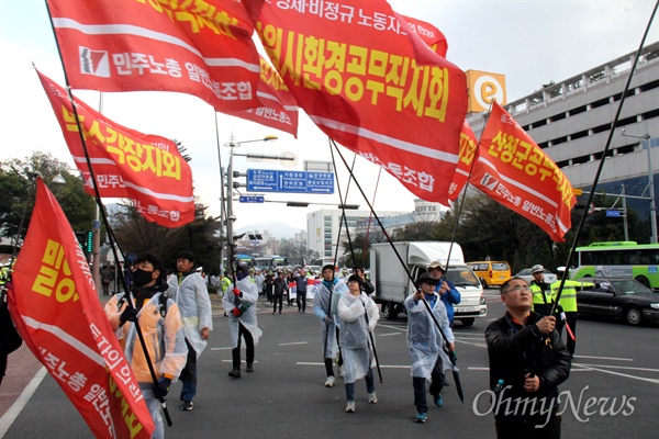  26일 오후 창원 정우상가 앞에서 열리는 '노동개악 규탄, 민중생존권 보장, 재벌체제 타파, 한반도 평화실현, 국가폭력 규탄, 2016 총선투쟁 승리 경남도민대회'에 참석하기 위해 민주노총일반노동조합 조합원들이 깃발을 들고 거리행진하며 집회장으로 들어오고 있다.