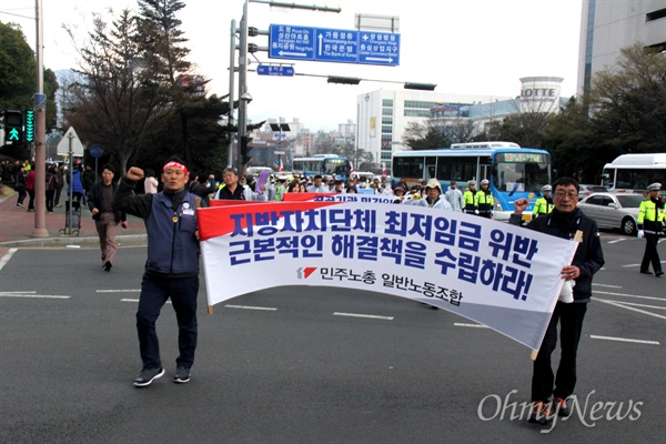  26일 오후 창원 정우상가 앞에서 열리는 '노동개악 규탄, 민중생존권 보장, 재벌체제 타파, 한반도 평화실현, 국가폭력 규탄, 2016 총선투쟁 승리 경남도민대회'에 참석하기 위해 민주노총일반노동조합 조합원들이 펼침막을 들고 거리행진하며 집회장으로 들어오고 있다.