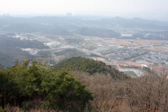  망월산 정상부에서 바라본 대구 범물동 방향의 풍경