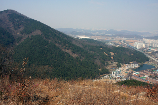 망월산 정상과 망월지가 한눈에 보이는 풍경