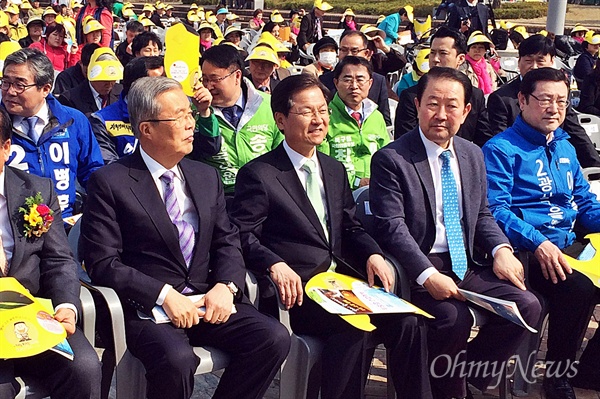  김종인 더불어민주당 비상대책위원회 대표와 천정배 국민의당 공동대표가 27일 오후 광주 서구 광주시청 앞 광장에서 열린 부활절 연합예배에 참석해 나란히 앉아 있다.