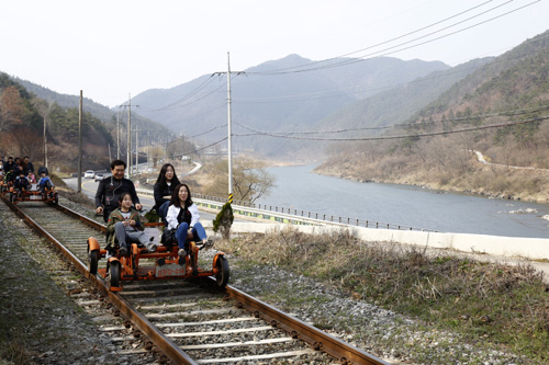 곡성 섬진강변의 철길을 따라 가는 레일바이크. 봄기운 가득한 강바람까지도 달콤하다.