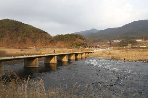 오후 늦은 시각의 섬진강변 풍경. 해그림자가 드리우면서 강변의 색깔이 짙어지고 있다.