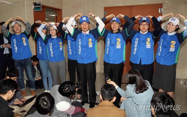 더불어민주당 공천에서 탈락하거나 경선에서 패한 김광진, 이동학, 김빈, 남영희, 장하나, 정청래 후보자들이 28일 오전 서울 여의도 국회 정론관에서 '더컸유세단' 출정 기자회견을 마친 뒤 손으로 하트 모양을 만들어보이고 있다.
이날 이들은 "잘리고 배제되고 탈락한 저희들이 전국의 소외된 분들을 찾아가 그분들로부터 위로 받고 그분들을 위로할 것이다"며 "대한민국 정치와 경제의 진정한 주인인 세상, 경제민주화 포용적 성장과 더 많은 민주주의 성취를 위해 총선 승리 정권교체를 위한 대장정에 나선다"고 말했다.