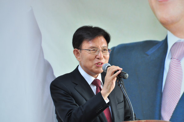 개소식에 참석해 인사말을 전하고 있는 김덕룡 전 한나라당 원내대표