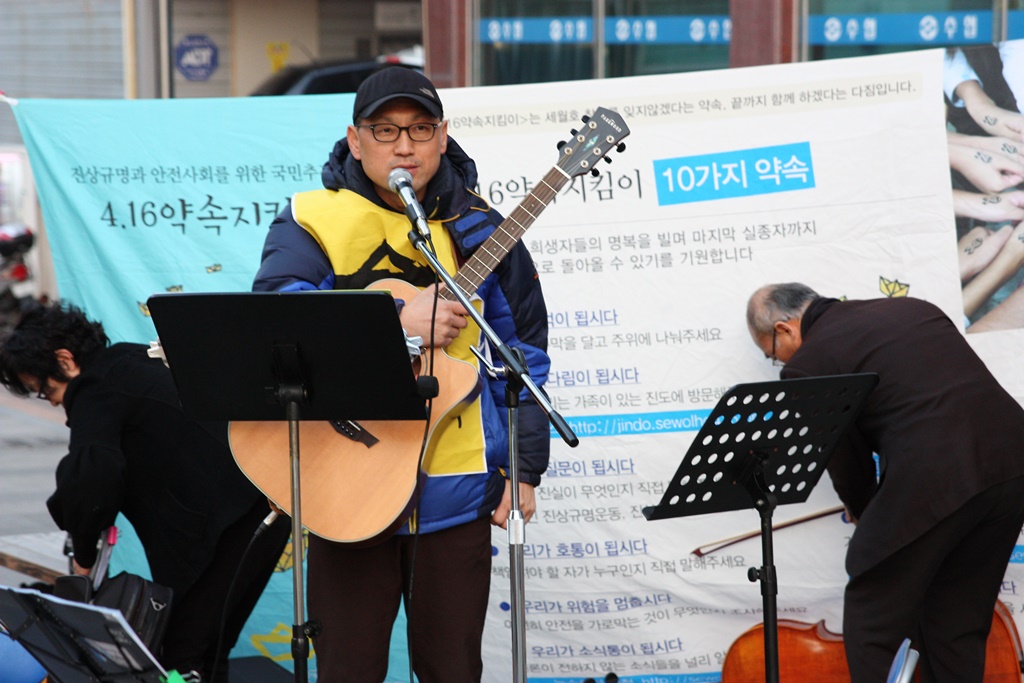 '세월호 참사 진상규명과 온전한 인양을 촉구’하는 길거리 음악회가 열리는 가운데 거리의 악사 김한주씨가 발언하고 있다.