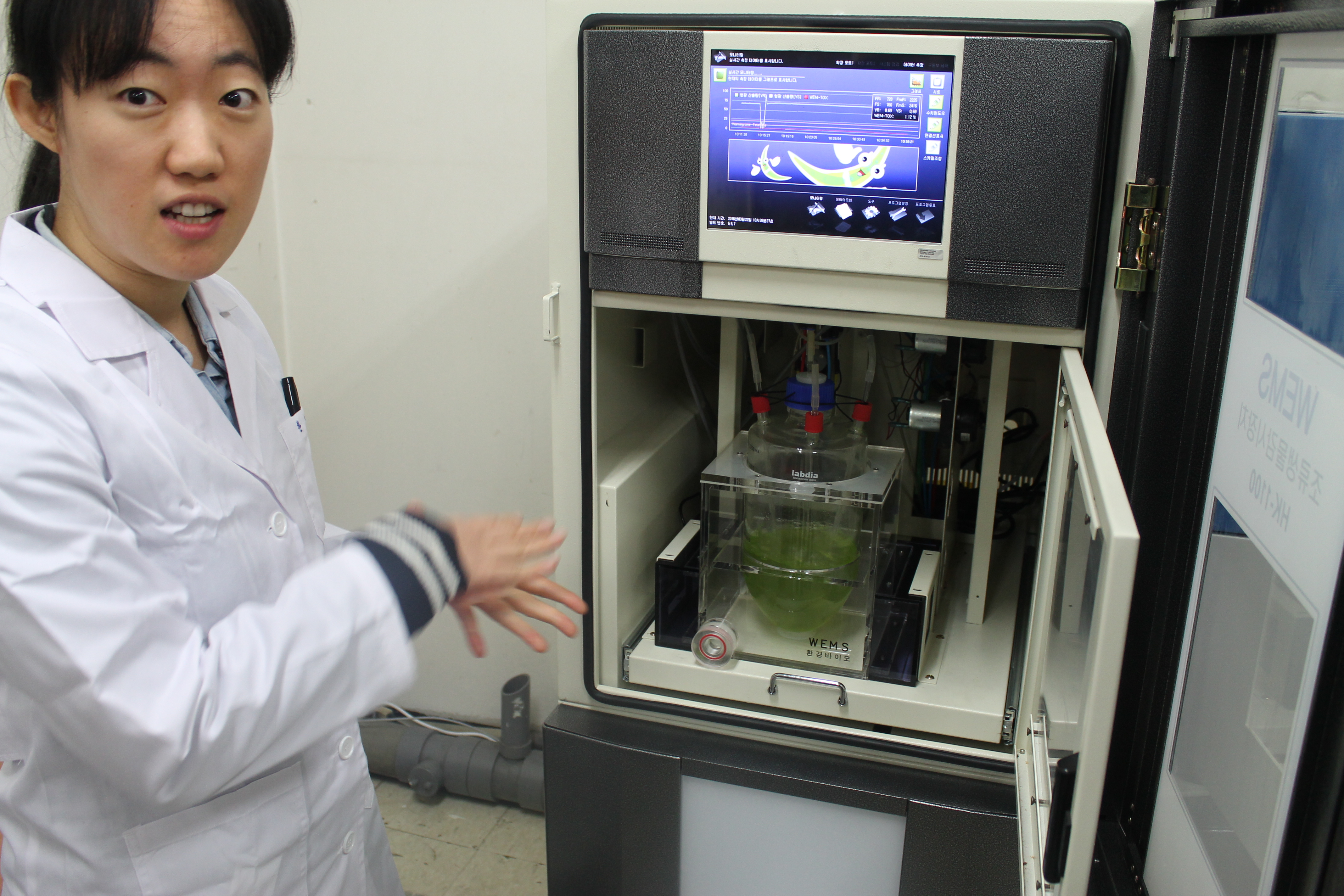 한지선 연구사가 자양취수장에 설치된 반달말 생물감시장치에 대해 설명하고 있다.