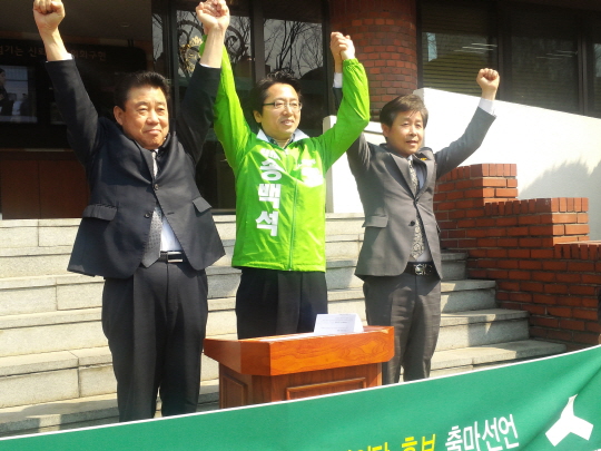 송백석 국민의당 광명을 국회의원 후보가 28일 기자회견을 갖고 완주 의사를 피력했다. 나상성 시의회 의장(오른쪽)과 김기춘 시의회 운영위원장(좌측)이 배석했다. 