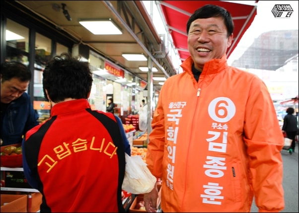 동울산 시장에서 유권자들과 만나 인사를 나누고 있는 김종훈 울산동구 무소속 후보