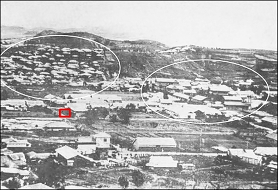 1920년대 군산 월명동 부근(왼쪽 ○ 표시가 개복동 고지대. 오른쪽은 명산동 유곽단지)
