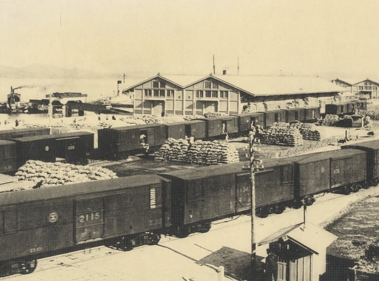 쌀을 싣고 온 화물차로 가득한 군산항(1930년대)
