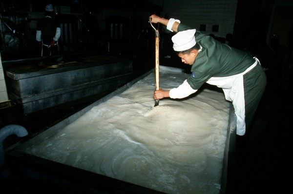 훈련소의 취사병이 쌀을 씻고있는 모습(1993년 6월 1일 자료사진)