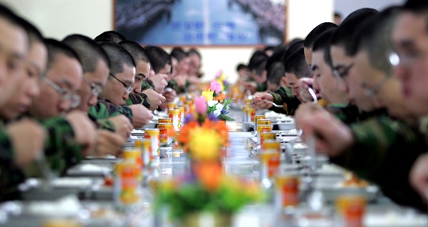 지난 2005년 충남 논산시 육군훈련소에서 훈련병들이 식사하는 모습.
