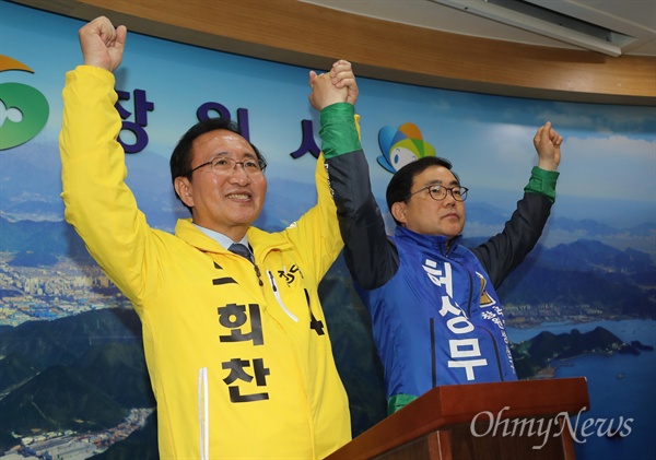 노회찬 야권단일후보 결정 "허 후보와 손잡고 총선 승리해 보답하겠다" 제20대 국회의원 선거를 보름 앞둔 29일 오후 경상남도 창원시청 기자실에서 열린 노회찬·허성무 야권후보 단일화 결과 발표 기자회견에서 노회찬 정의당 후보가 성산구 야권단일후보 결정된 뒤 허성무 더불어민주당 후보와 함께 손을 들어보이며 총선 승리를 다짐하고 있다.
이날 노 후보는 "쉽지않은 선택과 결단해 주신 허 후보의 선공후사에 감사한다"며 "흔쾌히 선거대책위원장을 맡아준 허 후보와 손잡고 반드시 총선에서 승리해 보답하겠다"고 말했다.