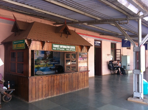 따뜻한 남부의 해변답게 기타 플랫폼 안에여행객들을 위한 인포메이션 센터도 있다.