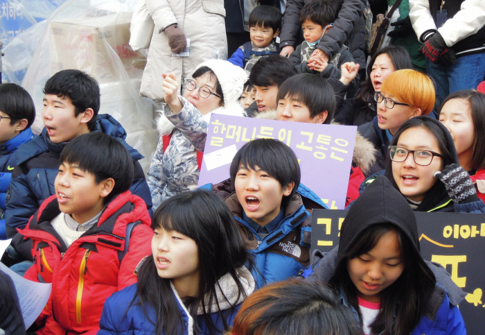 일본군 위안부 문제 해결을 위한 수요시위에 참여한 생동중학교 학생들.