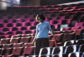  <안녕, 용문객잔>의 한장면. 다리를 저는 매표소 직원으로 출연한 대만 배우 첸샹치의 모습이다.
