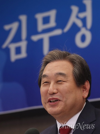 김무성 새누리당 대표가 30일 오후 서울 중구 프레스센터에서 열린 관훈토론회에 참석에서 패널의 질문에 답하며 환하게 웃고 있다.