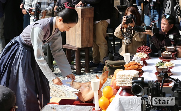 '옥중화' 진세연, 대박과 안전 기원  배우 진세연이 30일 오후 용인 대장금파크 옥중화 세트 내 전옥서 마당에서 열린 MBC 창사 55주년 특별기획 <옥중화> 전옥서 준공기념식 및 고사에서 고사를 하고 있다. <옥중화>는 옥에서 태어난 천재 소녀 옥녀(진세연 분)와 조선상단의 미스터리 인물 윤태원(고수 분)의 어드벤처 사극으로, 전옥서를 배경으로 변호사 제도인 외지부를 소재 삼아 억울한 백성들을 위해 펼치는 활약상이 담겨질 예정이다. 4월 30일 방송 예정.