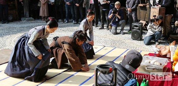 '옥중화' 대박과 안전 기원  배우 고수와 진세연, 정다빈이 30일 오후 용인 대장금파크 옥중화 세트 내 전옥서 마당에서 열린 MBC 창사 55주년 특별기획 <옥중화> 전옥서 준공기념식 및 고사에서 포토타임을 갖고 있다. <옥중화>는 옥에서 태어난 천재 소녀 옥녀(진세연 분)와 조선상단의 미스터리 인물 윤태원(고수 분)의 어드벤처 사극으로, 전옥서를 배경으로 변호사 제도인 외지부를 소재 삼아 억울한 백성들을 위해 펼치는 활약상이 담겨질 예정이다. 4월 30일 방송 예정.