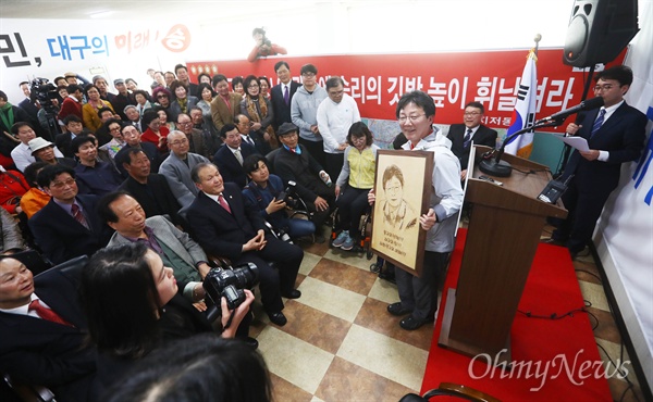  선거운동 개시일을 하루 앞둔 30일 오후 대구광역시 동구에 위치한 유승민 무소속 후보 선거사무소에서 유 후보의 선대위 발대식이 열리고 있다.