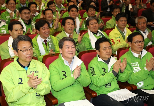 지난 30일 오후 여의도 국회의원회관에서 열린 '20대총선 국민의당 수도권 전진대회'에서 안철수 상임공동대표와 후보들이 박수를 치고 있다. 앞줄 왼쪽부터 김성식(서울 관악구갑), 안철수(서울 노원병), 김영환(경기 안산 상록구을), 문병호(인천 부평갑) 후보.