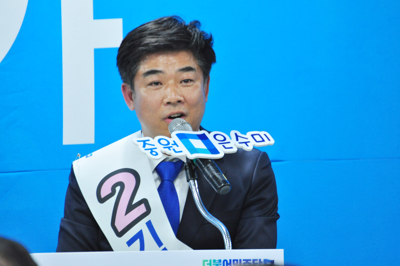 분당을 김병욱 더민주 후보가 발언하고 있는 모습
