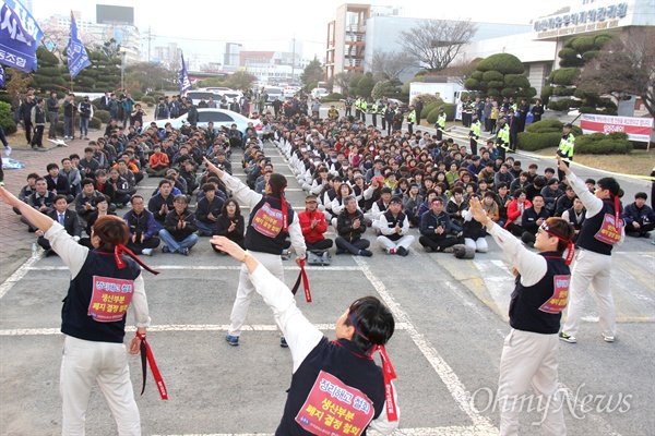  민주노총 금속노조 경남지부는 30일 저녁 마산자유무역지역관리원 마당에서 '생존권 사수, 일본자본 횡포 규탄, 경영진 퇴진. 한국산연 정리해고 분쇄 결의대회'를 열었다.