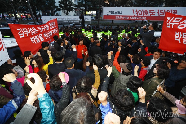  새누리당 김무성 공동선대위원장이 방문하기로 한 30일 오후 공천을 받지 못하게 된 이재만 예비후보 지지자들이 대구 수성구 새누리당 대구시당 입구를 막고 공천무효를 주장하고 있다. 