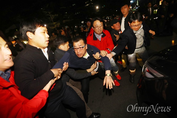  새누리당 김무성 공동선대위원장이 30일 오후 대구 수성구 새누리당 대구시당을 방문해 대구경북 선거대책위원회를 마치고 건물을 빠져 나가려고 하자 공천을 받지 못하게 된 이재만 예비후보 지지자들이 김 대표의 차를 막아 세우고 있다. 