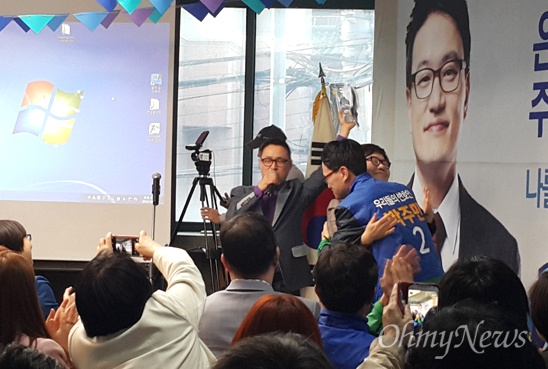 30일 박주민 후보 선거 사무소 개소식이 열렸다. 이미경 의원이 박주민 의원을 포옹하며 격려하고 있다
