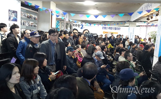 30일 열린 박주민 후보 선거 사무소 개소식에는 많은 사람들이 찾아왔다. 세월호 유가족들도 눈에 띄었다
