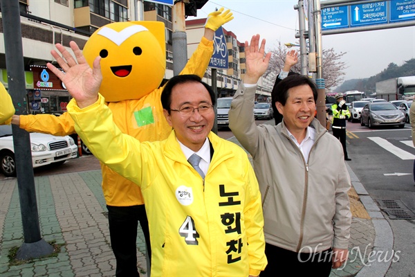  '창원성산' 제20대 국회의원선거에 출마한 정의당 노회찬 후보가 손석형 민주노총 경남본부 지도위원과 함께, 공식선거운동 첫날인 31일 아침 창원병원사거리에서 출근하는 시민들을 향해 손을 흔들며 인사하고 있다.