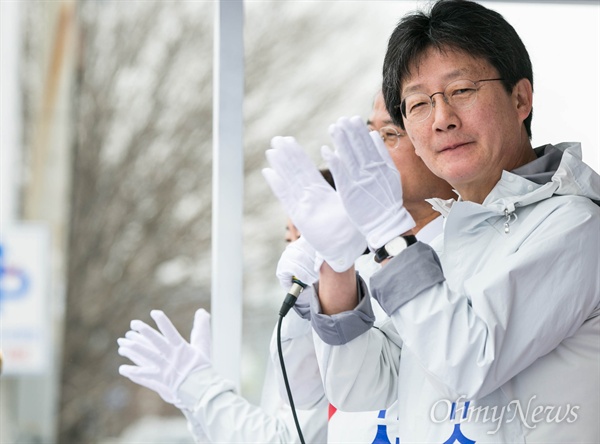 대구에서 무소속으로 출마하는 유승민(동구을), 류성걸(동구갑), 권은희(북구을) 의원이 31일 오전 대구 동구 공항교 인근에서 공동 출정식을 열고 있다. 