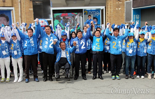 더불어민주당 대전 지역 후보들이 31일 오전 옛 충남도청사에 모여 선거운동 첫날 필승의 의지를 다졌다.
