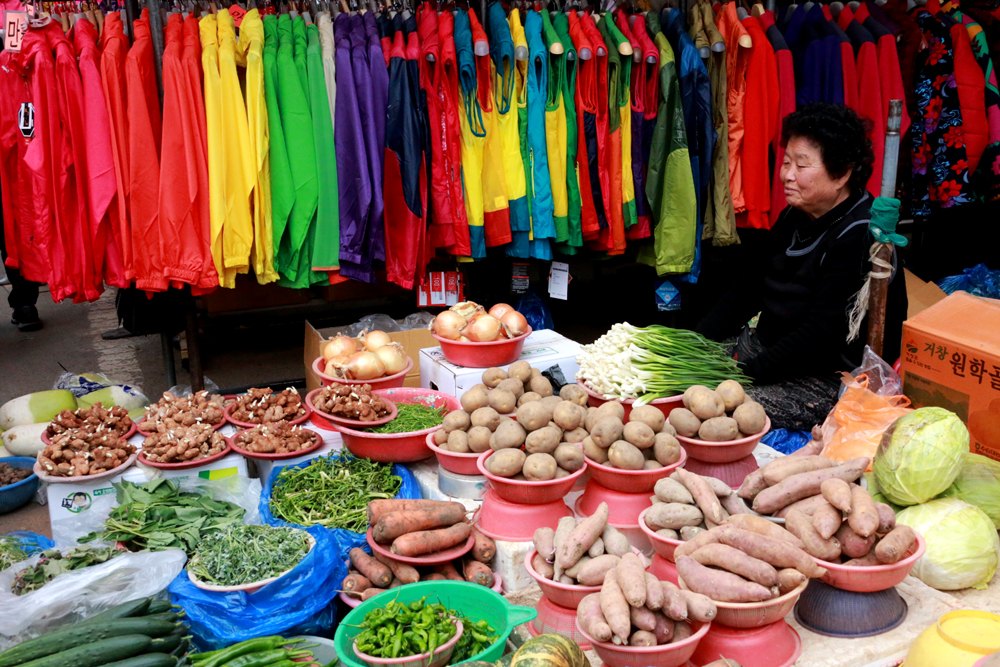 옷가게 바로 옆에 야채를 파는 좌판이 붙어 있는데 말바우시장의 큰 특징이기도 하다.