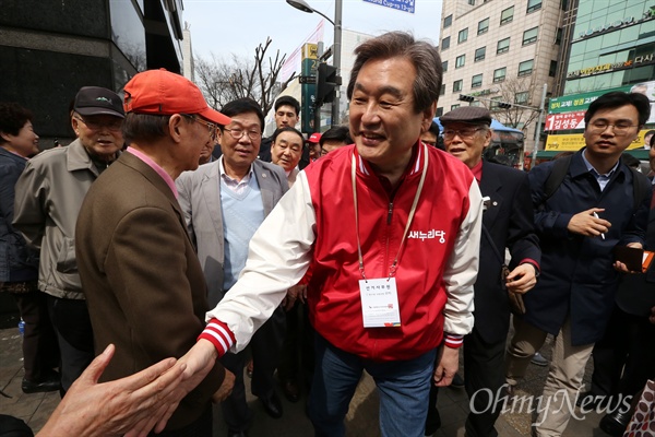 새누리당 김무성 대표가 31일 오후 서울 마포구 망원시장에서 김성동 후보(마포을)와 함께 시민들을 만나며 지지를 부탁하고 있다.