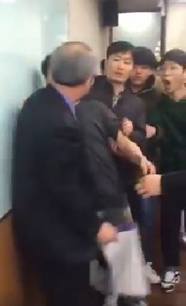 이사회에 항의하던 김진모씨가 이사회 측 인사에 의해 벽에 밀쳐졌다.
