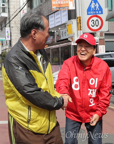 제20대 국회의원 선거 은평구을에 출마한 이재오 무소속 후보가 1일 오후 서울 은평구 불광역 인근에서 유권자들에게 지지를 호소하며 인사를 나누고 있다.
