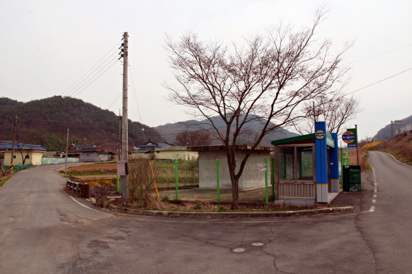  경남 진주시 이반성면 발산리 충의각 안에는 ‘증 형조판서 김준민 신도비(贈刑曹判書金俊民神道碑)’가 세워져 있다. 사진은 마을 입구.
