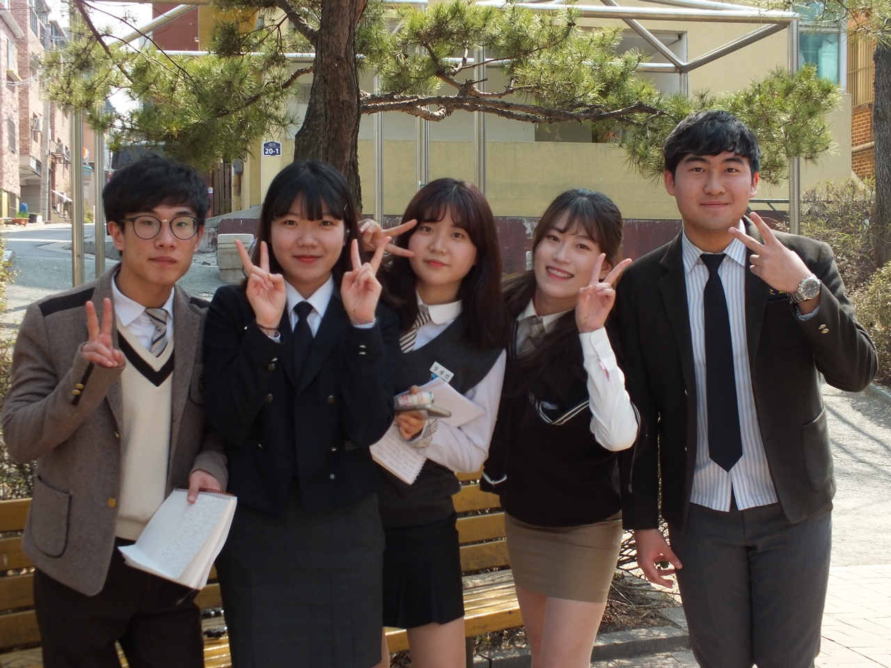 올해 2월 고등학교를 졸업하고 처음 교복을 입었다는 박종태, 정재원, 강정민, 박지원, 문현규(왼족부터). 